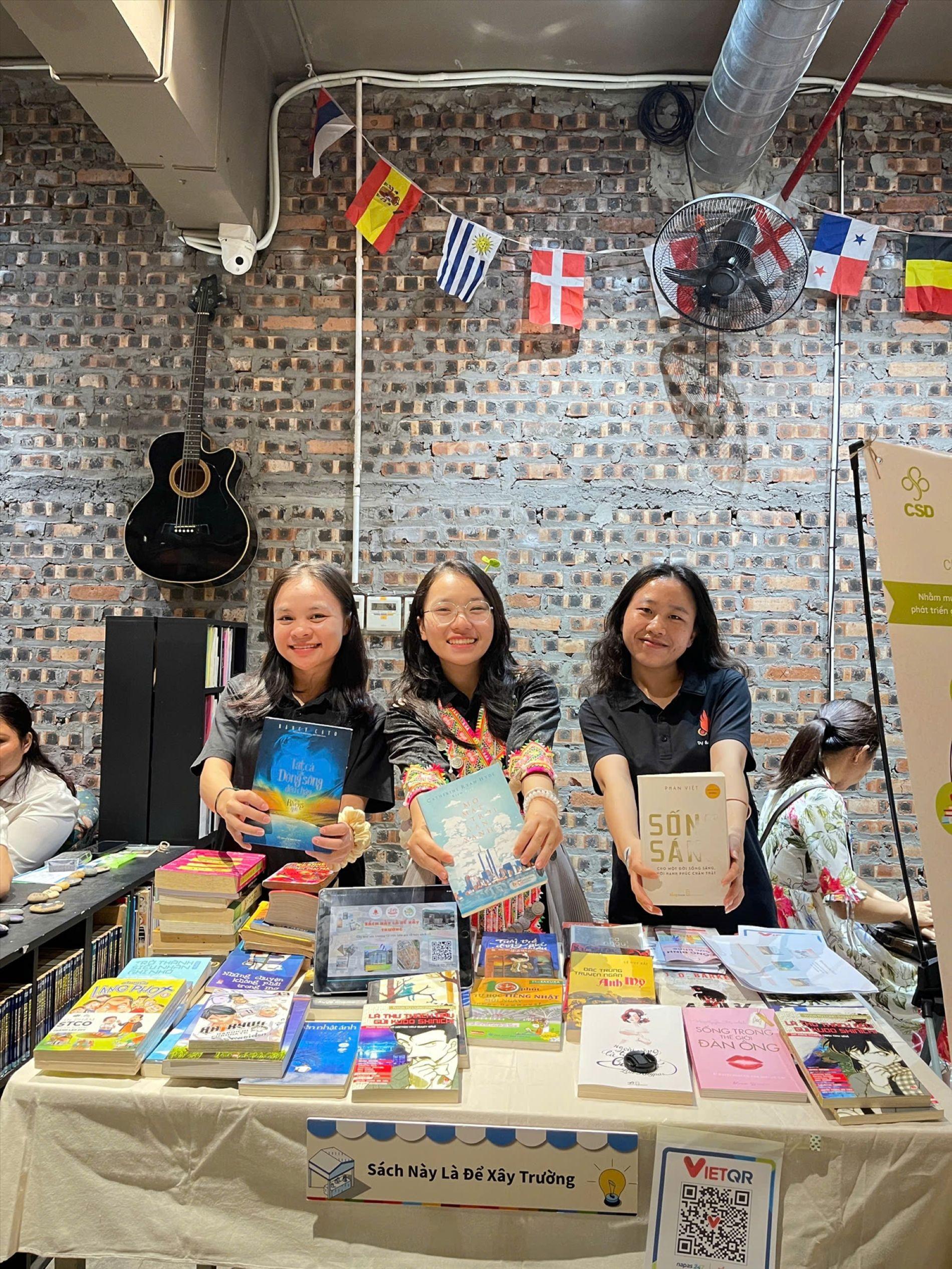 Dự án “Sách này là để xây trường” hoạt động với ý nghĩa kêu gọi sách cũ và bán những quyển sách đó để gây quỹ 100% vào mục tiêu xây dựng trường học vùng đồng bào DTTS, thông qua tài khoản Trung tâm tình nguyện quốc gia Việt Nam - Ảnh: NVCC