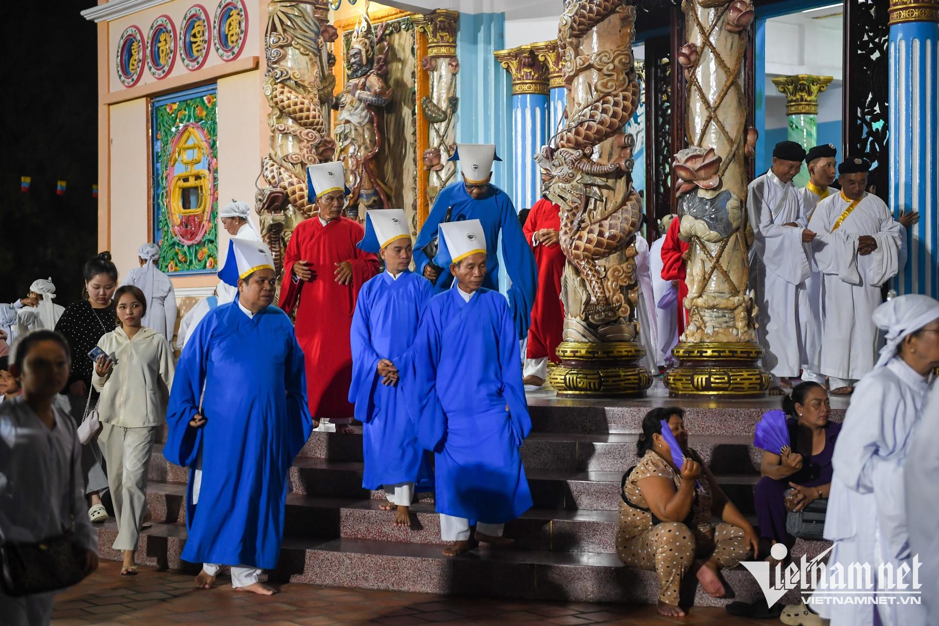 https://static-images.vnncdn.net/vps_images_publish/000001/000003/2026/9/25/w-cao-dai-dieu-tri-cung-tay-ninh-nguyen-hue-5-321.jpg