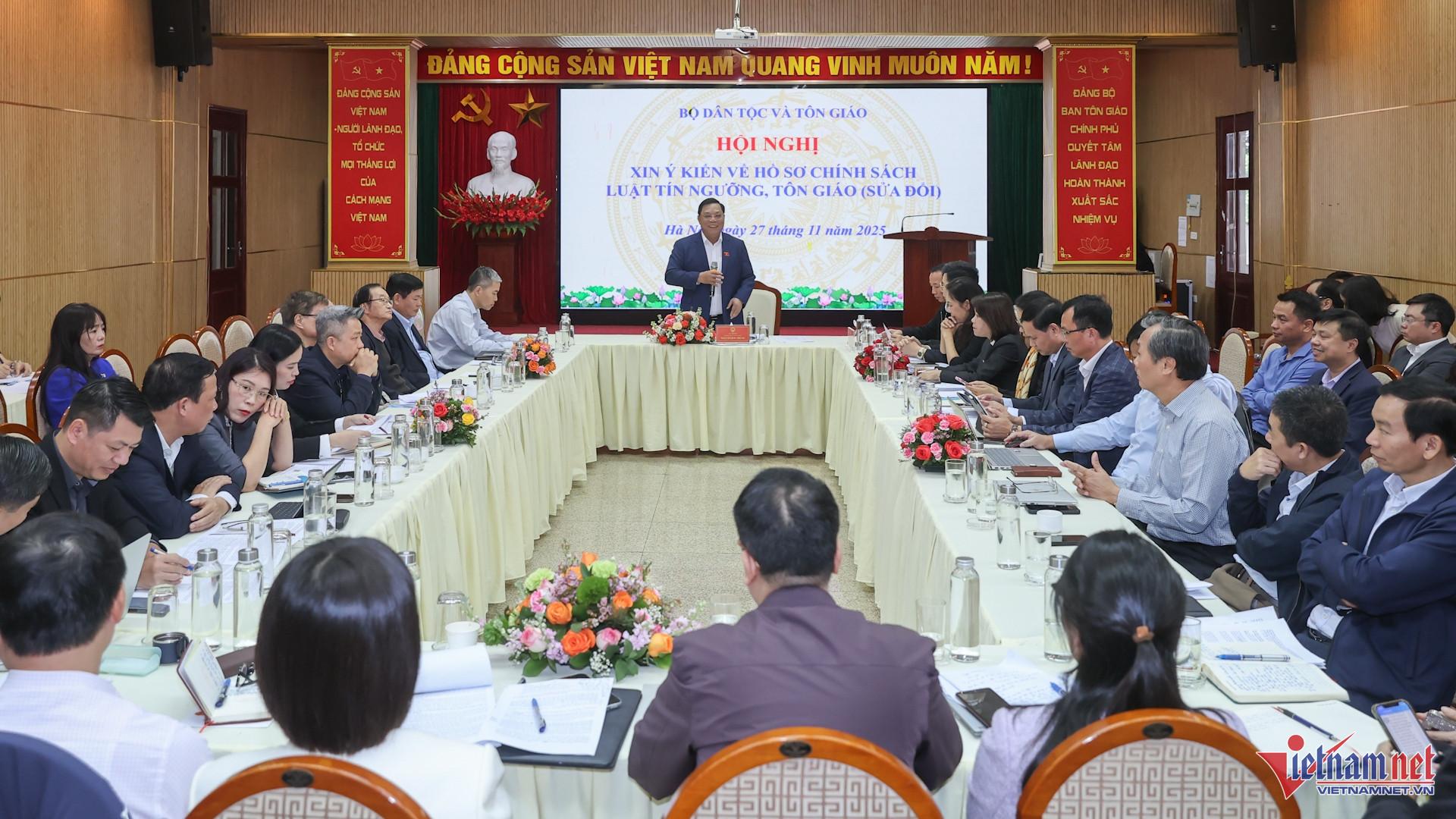 W-Thứ trưởng Nguyễn Hải Trung chủ trì hội nghị lấy ý kiến vào hồ sơ chính sách Luật tín ngưỡng, tôn giáo sáng 26 11.jpg