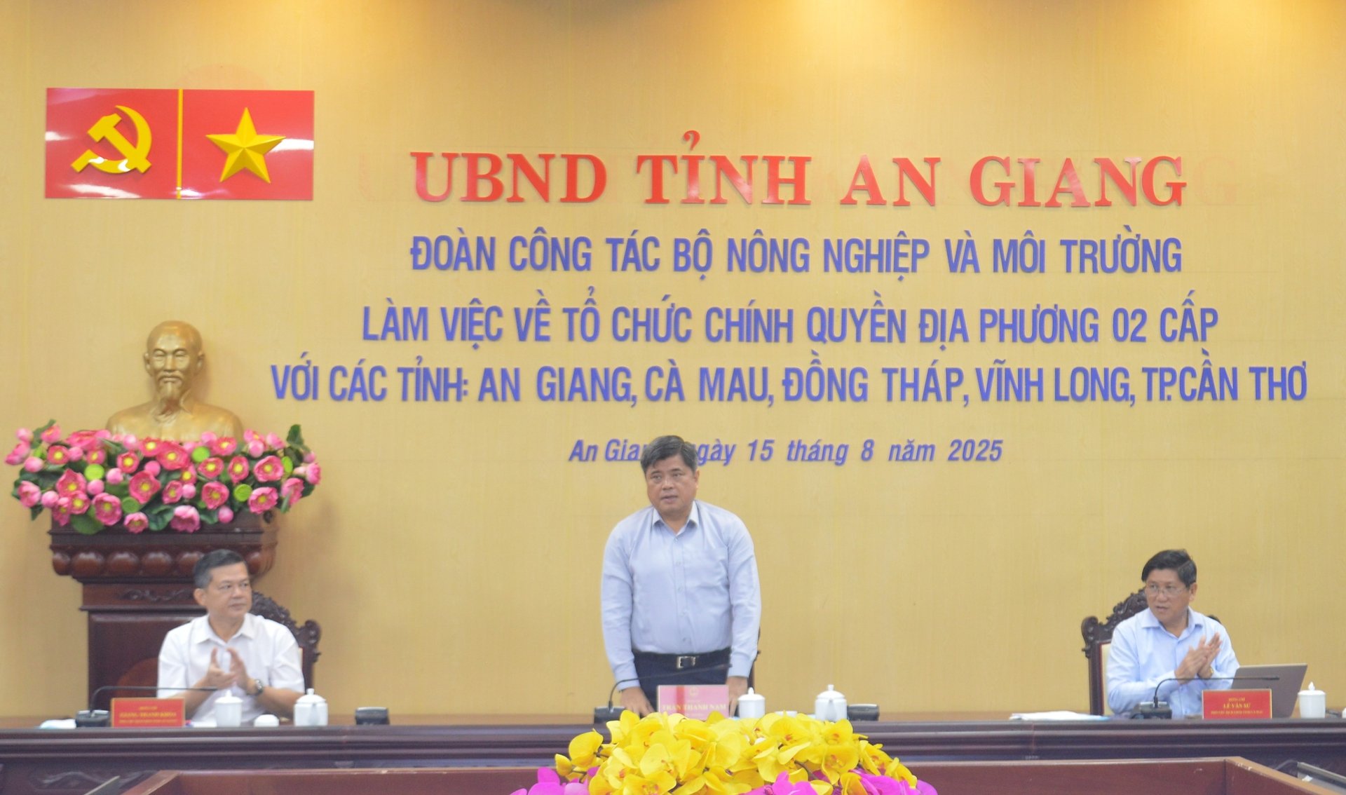 Thứ trưởng Trần Thanh Nam dẫn đầu Đoàn công tác của Bộ Nông nghiệp và Môi trường làm việc với các tỉnh, thành vùng ĐBSCL về tháo gỡ vướng mắc trong vận hành mô hình chính quyền địa phương 2 cấp. Ảnh: Trung Chánh. Thứ trưởng Trần Thanh Nam dẫn đầu Đoàn công tác của Bộ Nông nghiệp và Môi trường làm việc với các tỉnh, thành vùng ĐBSCL về tháo gỡ vướng mắc trong vận hành mô hình chính quyền địa phương 2 cấp. Ảnh: Trung Chánh.