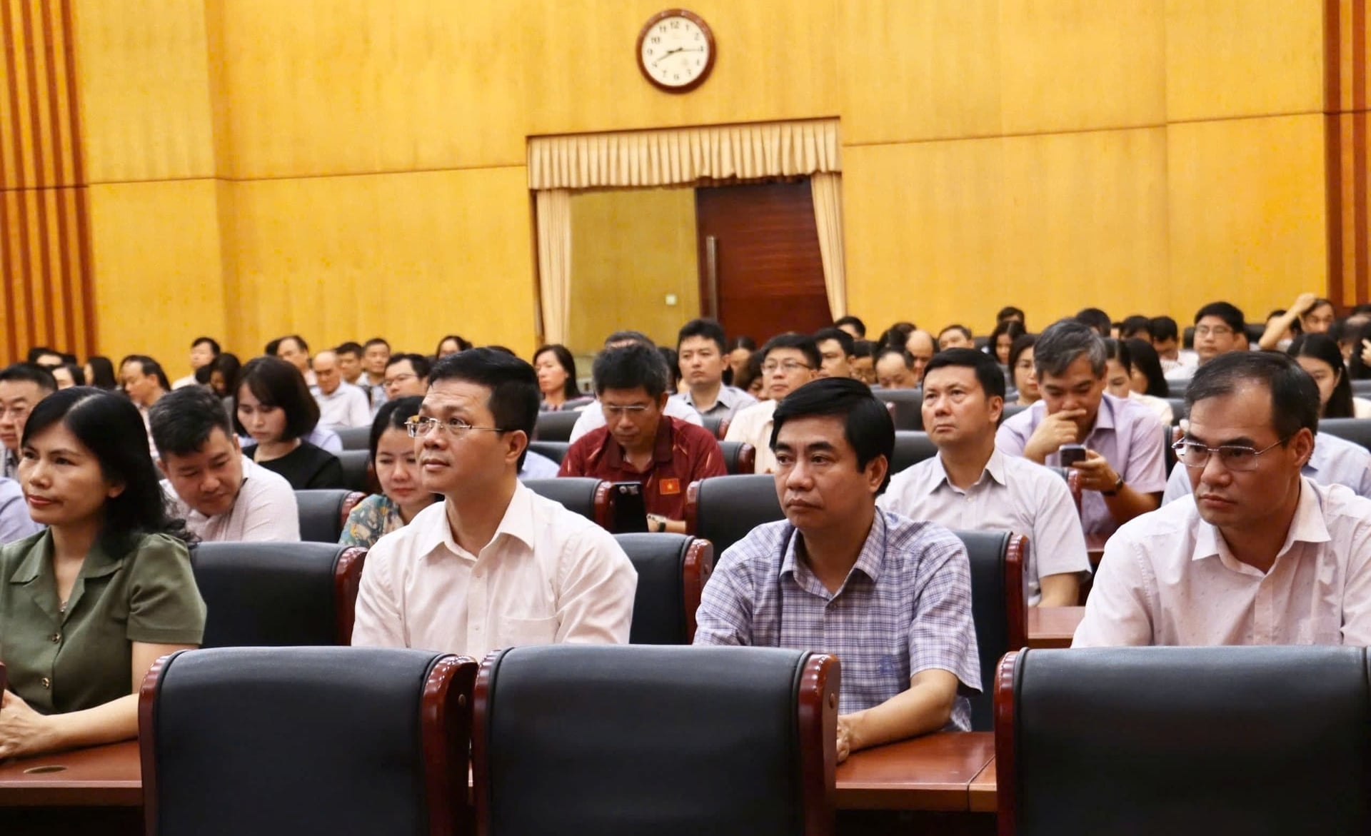 Các đại biểu tham dự tại điểm cầu trực tuyến của Đảng ủy Bộ Nông nghiệp và Môi trường. Ảnh: Nguyễn Thủy.