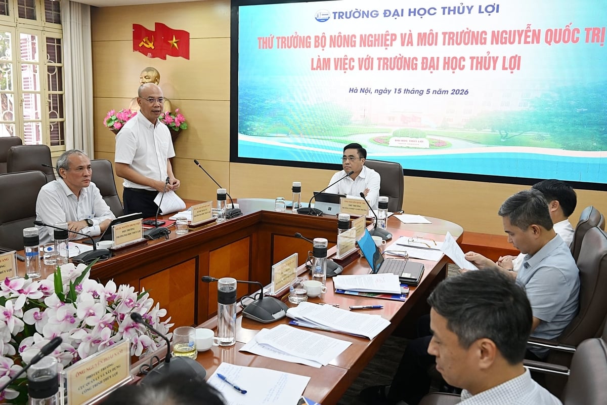 PGS.TS Nguyễn Hữu Huế, Bí thư Đảng ủy trường, kiến nghị một số nội dung với Thứ trưởng. Ảnh: Bảo Thắng.