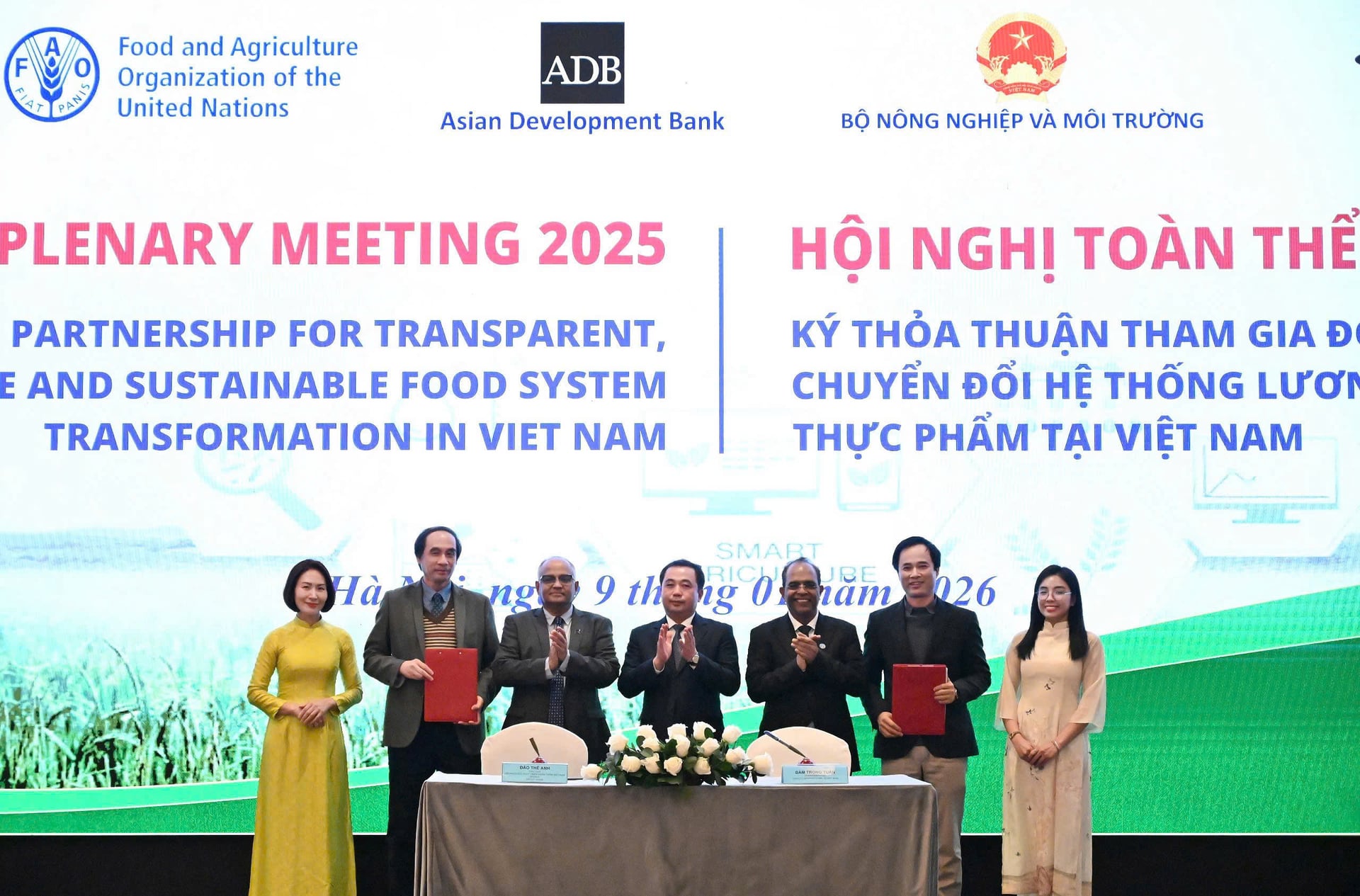 Bộ trưởng Trần Đức Thắng cùng các đại biểu đồng chủ trì chứng kiến lễ ký tham gia Nhóm Đối tác FST Việt Nam của Hội Khoa Học Phát Triển Nông Thôn Việt Nam (PHANO) và tổ chức Rikolto. Ảnh: Kiều Chi. Bộ trưởng Trần Đức Thắng cùng các đại biểu đồng chủ trì chứng kiến lễ ký tham gia Nhóm Đối tác FST Việt Nam của Hội Khoa Học Phát Triển Nông Thôn Việt Nam (PHANO) và tổ chức Rikolto. Ảnh: Kiều Chi.