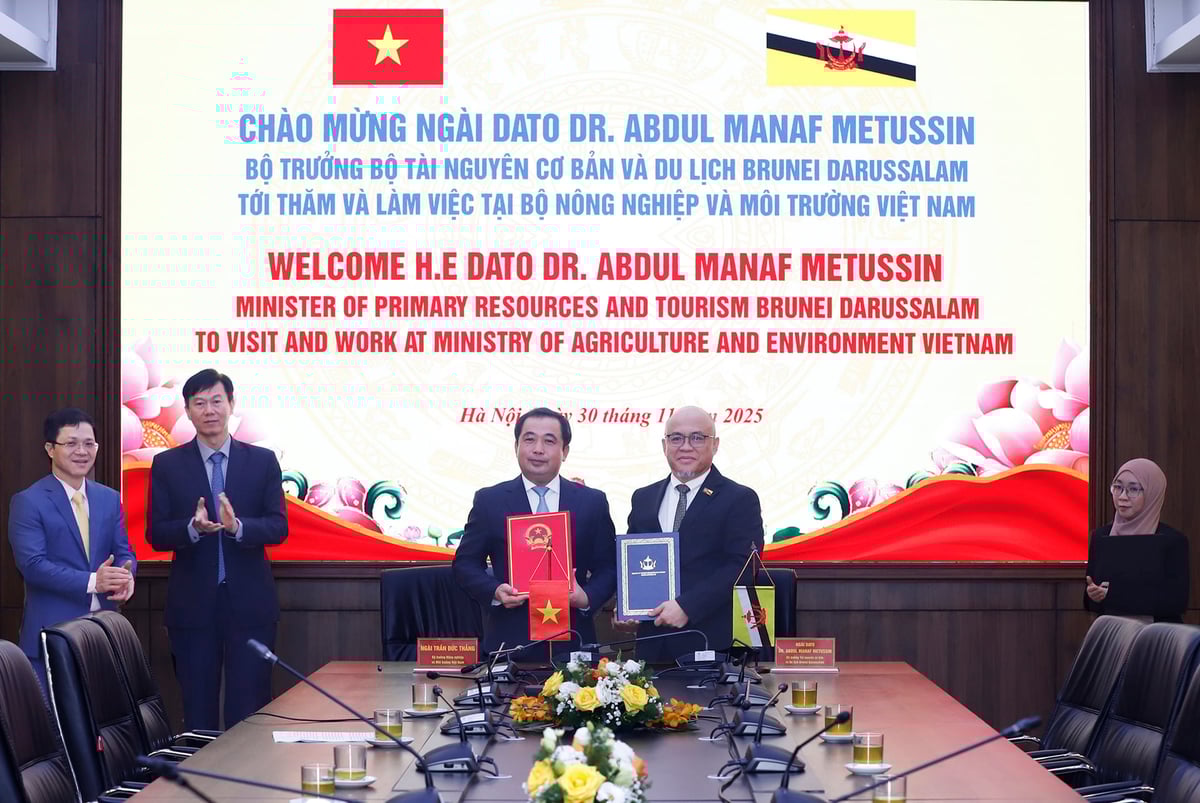 Hai Bộ trưởng đã ký kết hai biên bản ghi nhớ (MOU) quan trọng, mở ra những hướng hợp tác mới giữa hai bộ. Ảnh: Khương Trung.