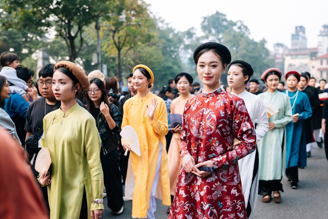 Rực rỡ đoàn rước Việt phục “Bách Hoa Hỷ Sự” tại không gian phố đi bộ Hồ Hoàn Kiếm - Ảnh 9. Rực rỡ đoàn rước Việt phục “Bách Hoa Hỷ Sự” tại không gian phố đi bộ Hồ Hoàn Kiếm - Ảnh 9.