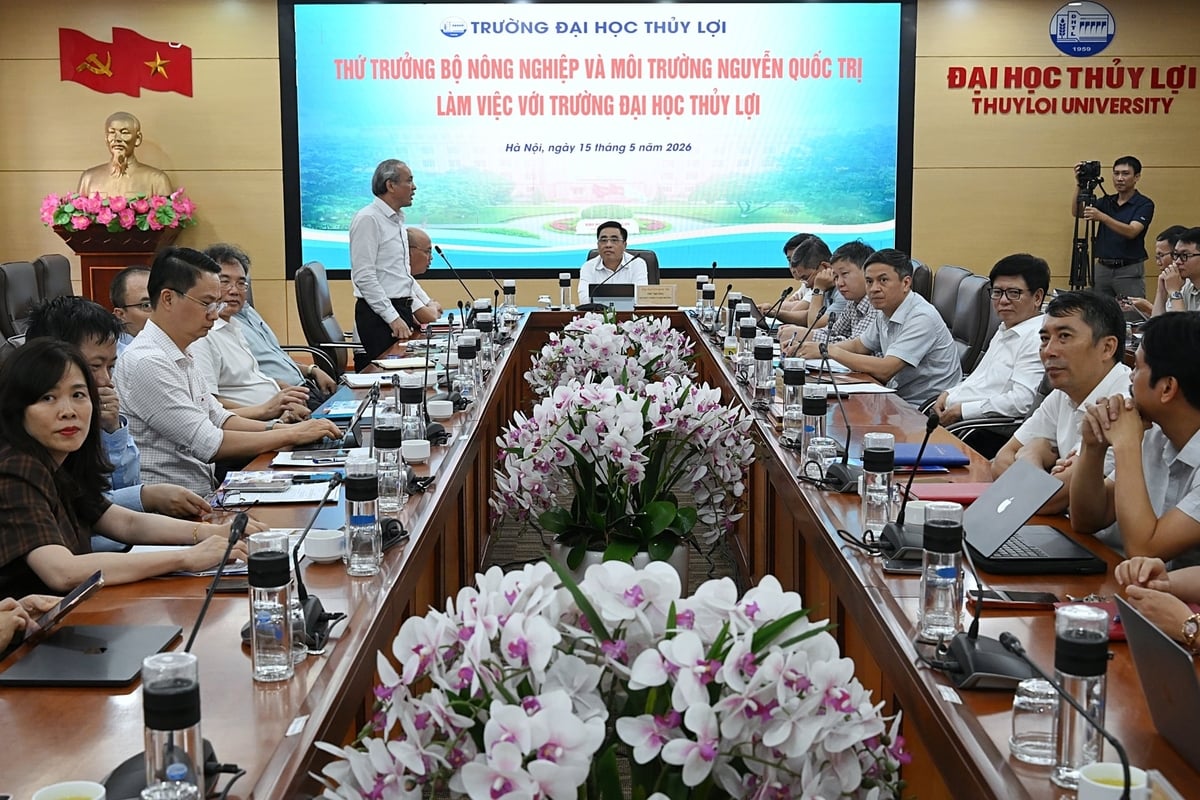 GS.TS Nguyễn Trung Việt, Hiệu trưởng Trường Đại học Thủy lợi, giới thiệu trường với đoàn công tác của Bộ. Ảnh: Bảo Thắng.