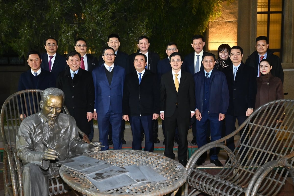 Đoàn công tác của Bộ Nông nghiệp và Môi trường chụp ảnh cùng Đại sứ Phạm Thanh Bình bên Tượng Bác Hồ làm việc trong khuôn viên Đại sứ quán Việt Nam ở Bắc Kinh ngay sau khi đến Trung Quốc vào chiều tối 26/11. Ảnh: Tùng Đinh.