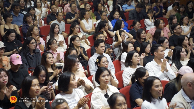 Hành trình đi tìm cội nguồn trong "Chân trời rực rỡ" khiến khán phòng lặng đi vì xúc động - Ảnh 6. Hành trình đi tìm cội nguồn trong "Chân trời rực rỡ" khiến khán phòng lặng đi vì xúc động - Ảnh 6.