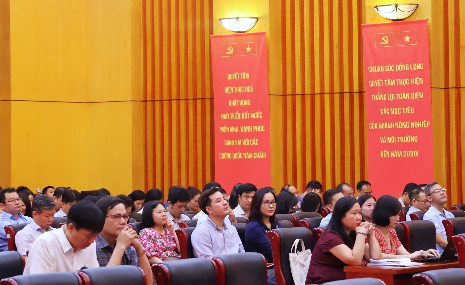 Các đại biểu tham dự Hội nghị trực tuyến tại điểm cầu chính tại trụ sở Bộ Nông nghiệp và Môi trường. Ảnh: Việt Anh.