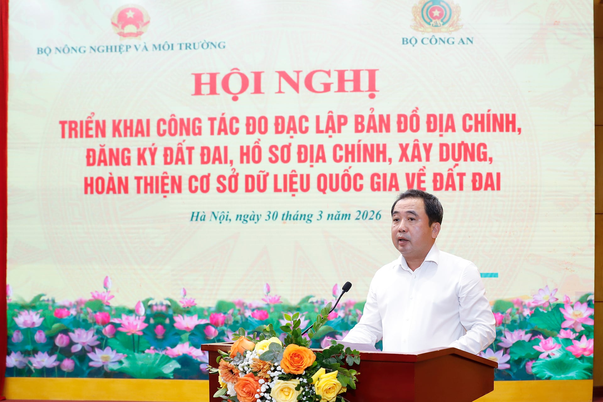 Bộ trưởng Trần Đức Thắng nhấn mạnh việc xây dựng, hoàn thiện cơ sở dữ liệu quốc gia về đất đai không chỉ là nhiệm vụ chuyên môn mà còn là nhiệm vụ chính trị trọng tâm, thể hiện quyết tâm của các bộ, ngành, địa phương trong triển khai các nghị quyết về chuyển đổi số. Ảnh: Khương Trung.