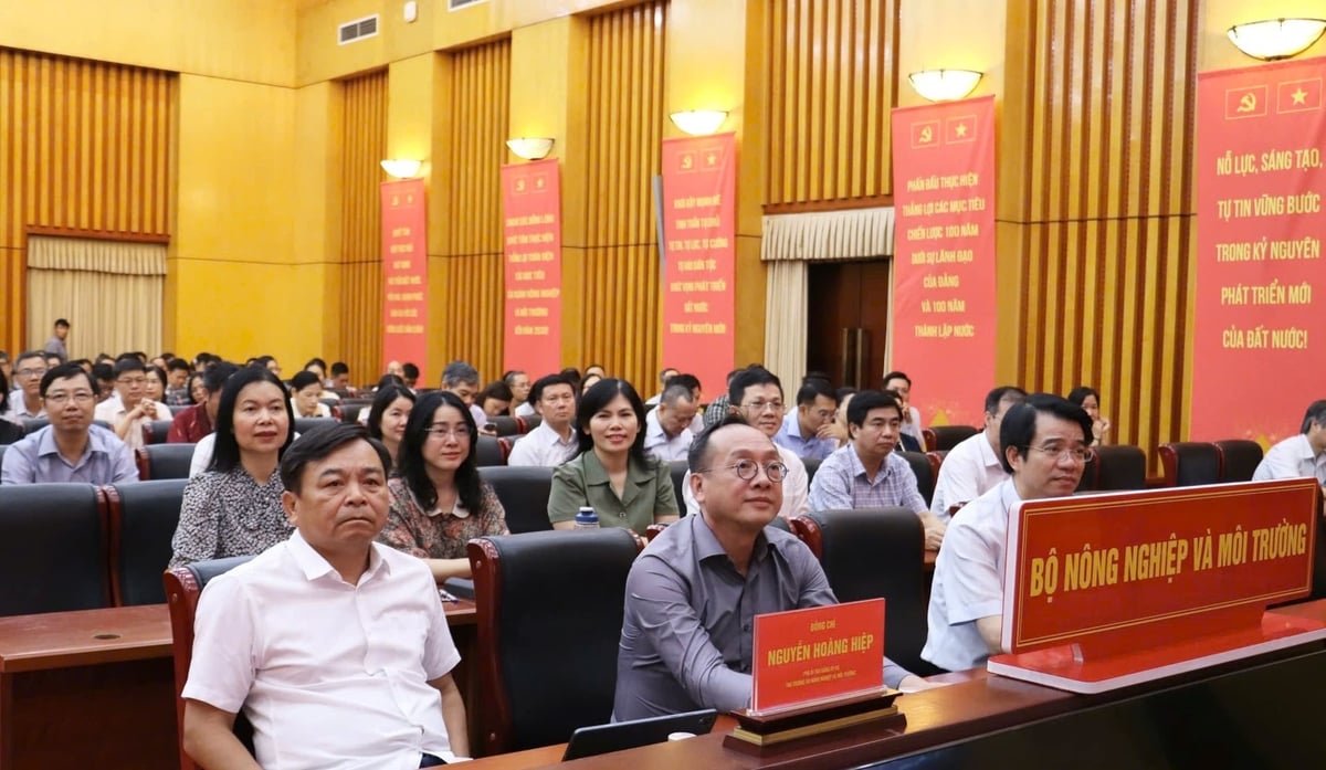 Phó Bí thư Thường trực Đảng ủy, Thứ trưởng Nguyễn Hoàng Hiệp chủ trì Hội nghị tại điểm cầu trực tuyến của Đảng ủy Bộ Nông nghiệp và Môi trường. Ảnh: Nguyễn Thủy.