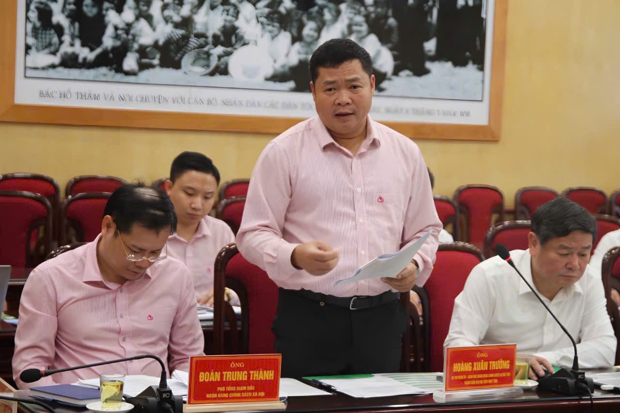 Ông Hoàng Xuân Trường, Giám đốc Chi nhánh Ngân hàng Chính sách xã hội tỉnh Sơn La báo cáo tại buổi làm việc. Ảnh: Nguyễn Nga.