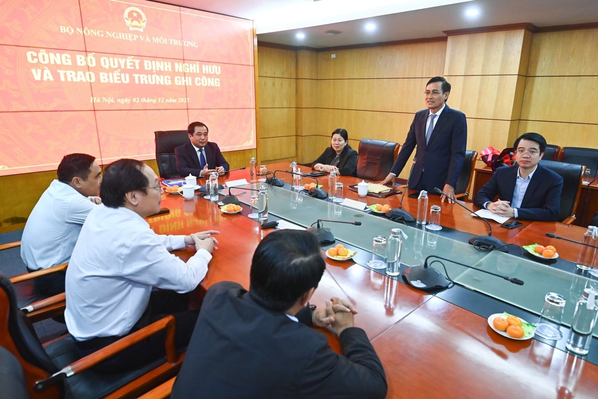 Thứ trưởng Trần Quý Kiên chân thành cảm ơn lãnh đạo Bộ cùng toàn thể cán bộ, công chức, viên chức các đơn vị thuộc và trực thuộc Bộ đã phối hợp, giúp đỡ đồng chí trong suốt quá trình công tác tại Bộ Nông nghiệp và Môi trường. Ảnh: Tùng Đinh.