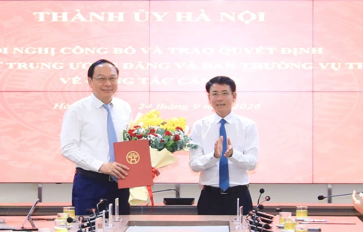 Phó Bí thư Thường trực Thành ủy Hà Nội Nguyễn Trọng Đông trao Quyết định của Ban Bí thư Trung ương Đảng về công tác cán bộ cho đồng chí Lê Công Thành. Ảnh: Quang Thái.