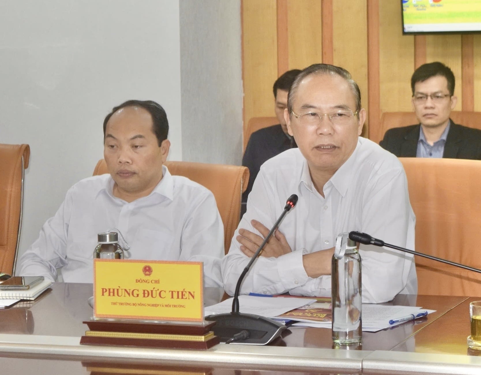 Thứ trưởng Phùng Đức Tiến chủ trì buổi làm việc với Hội Khoa học Kinh tế Nông nghiệp và Phát triển nông thôn Việt Nam. Ảnh: Nguyễn Thủy.