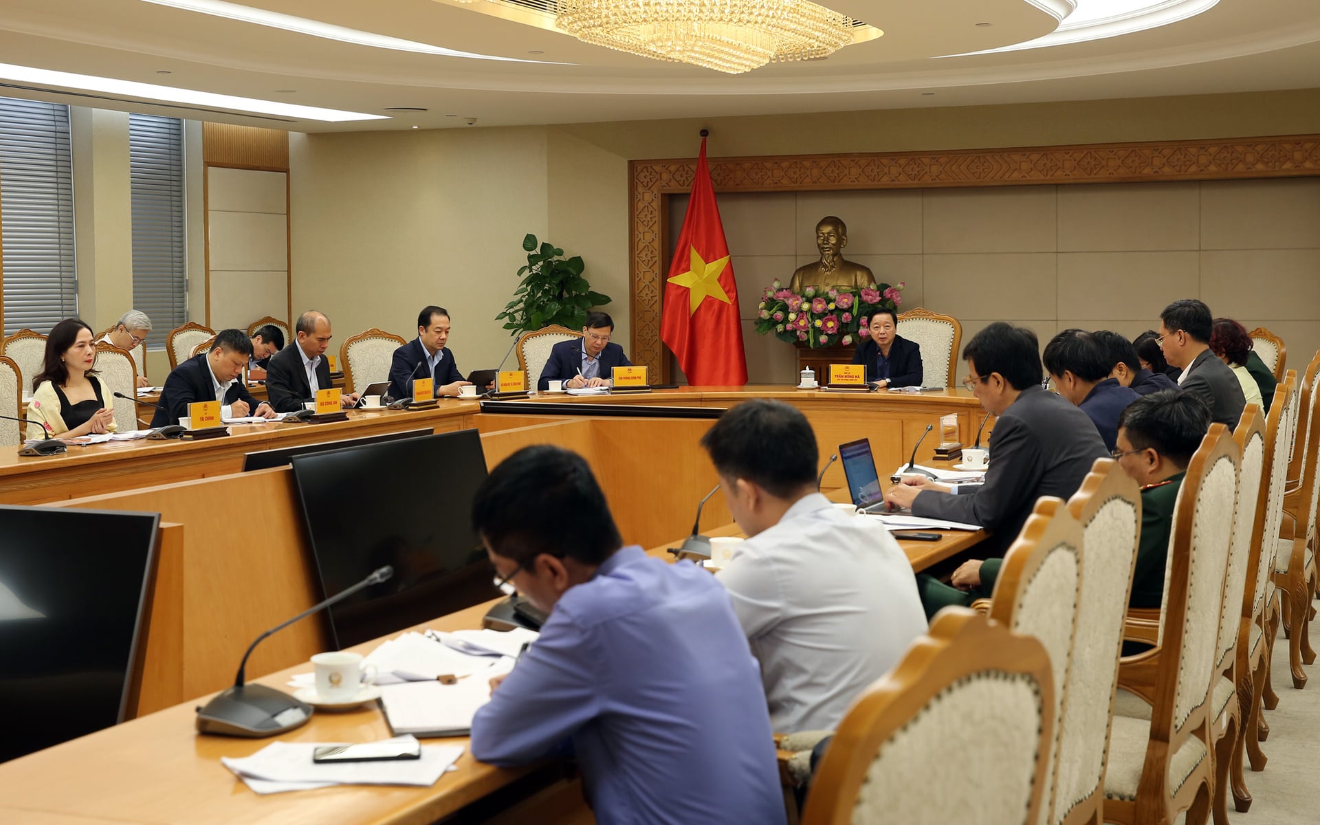 Phó Thủ tướng Trần Hồng Hà đề nghị Bộ Nông nghiệp và Môi trường tiếp thu các ý kiến tại cuộc họp, tiếp tục rà soát, hoàn thiện dự thảo Nghị định về hoạt động viễn thám theo 2 hướng. Ảnh: VGP.