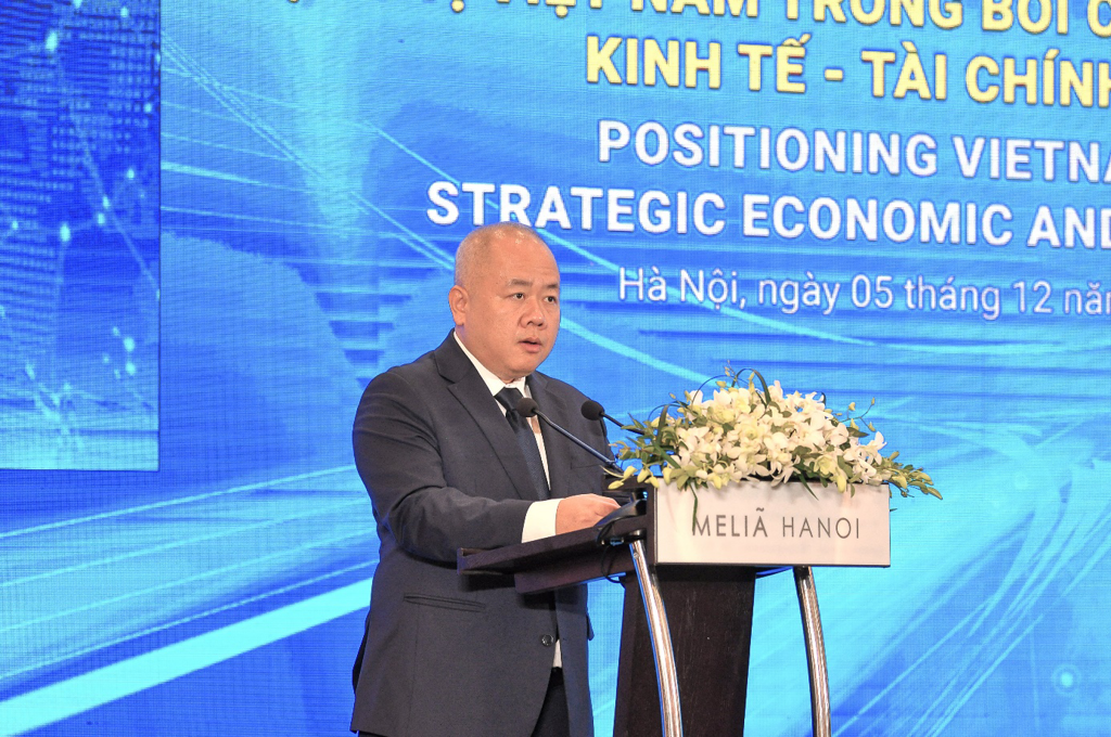 A person standing at a podium with a microphone

AI-generated content may be incorrect.