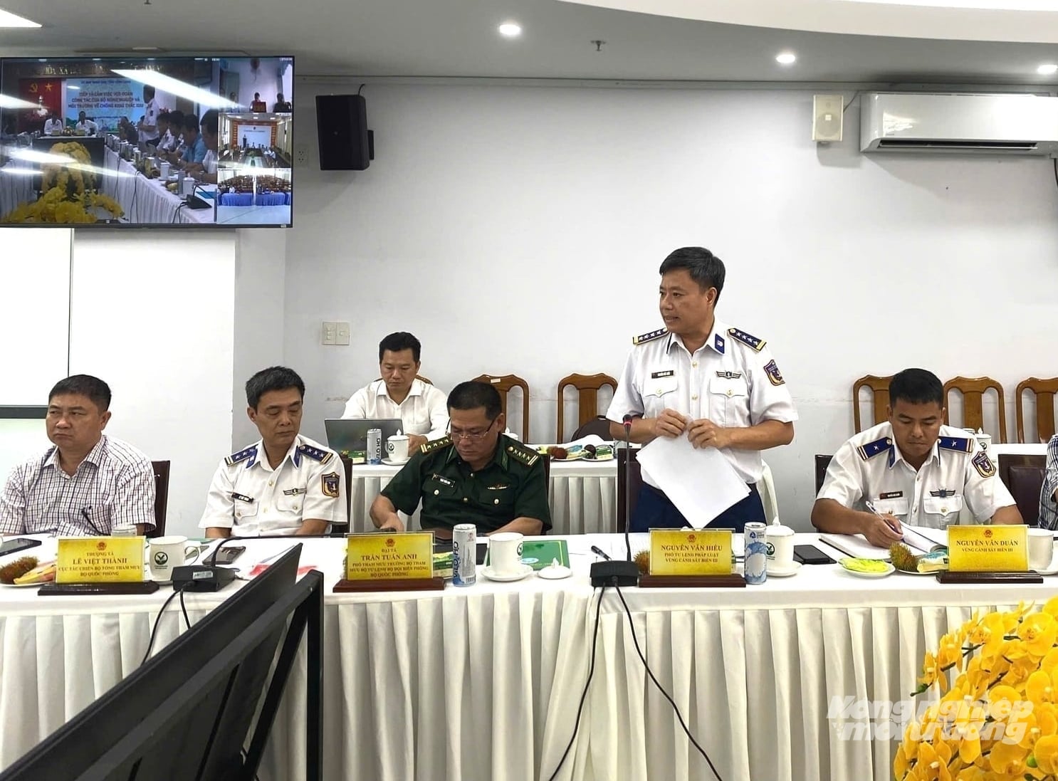Đại biểu trong đoàn công tác phát biểu góp ý cho công tác chống khai thác IUU của tỉnh Vĩnh Long. Ảnh: Minh Đảm.