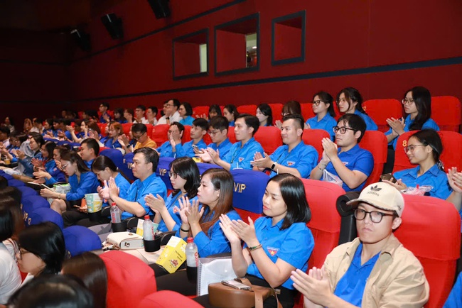 Gần 1.000 đoàn viên, thanh niên tham dự Chương trình "Sinh hoạt Chính trị, giáo dục lý tưởng cách mạng cho đoàn viên, thanh niên thông qua phim truyện điện ảnh Mưa đỏ" - Ảnh 4.