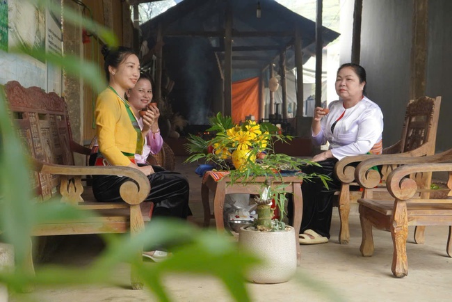 Giữ lửa nghề xao chè bằng tay của người Mường Long Cốc, hành trình làm chè sạch gắn với bảo tồn văn hóa và phát triển du lịch bền vững - Ảnh 8. Giữ lửa nghề xao chè bằng tay của người Mường Long Cốc, hành trình làm chè sạch gắn với bảo tồn văn hóa và phát triển du lịch bền vững - Ảnh 8.