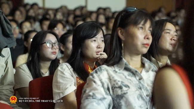 Hành trình đi tìm cội nguồn trong "Chân trời rực rỡ" khiến khán phòng lặng đi vì xúc động - Ảnh 9. Hành trình đi tìm cội nguồn trong "Chân trời rực rỡ" khiến khán phòng lặng đi vì xúc động - Ảnh 9.