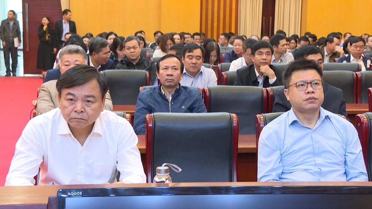 Tại điểm cầu Đảng ủy Bộ Nông nghiệp và Môi trường kết nối với điểm cầu Trung ương có sự tham dự và chủ trì của Phó Bí thư Thường trực Đảng ủy, Thứ trưởng Bộ Nông nghiệp và Môi trường Nguyễn Hoàng Hiệp (bên trái, hàng đầu). Ảnh: Nguyễn Thủy. Tại điểm cầu Đảng ủy Bộ Nông nghiệp và Môi trường kết nối với điểm cầu Trung ương có sự tham dự và chủ trì của Phó Bí thư Thường trực Đảng ủy, Thứ trưởng Bộ Nông nghiệp và Môi trường Nguyễn Hoàng Hiệp (bên trái, hàng đầu). Ảnh: Nguyễn Thủy.