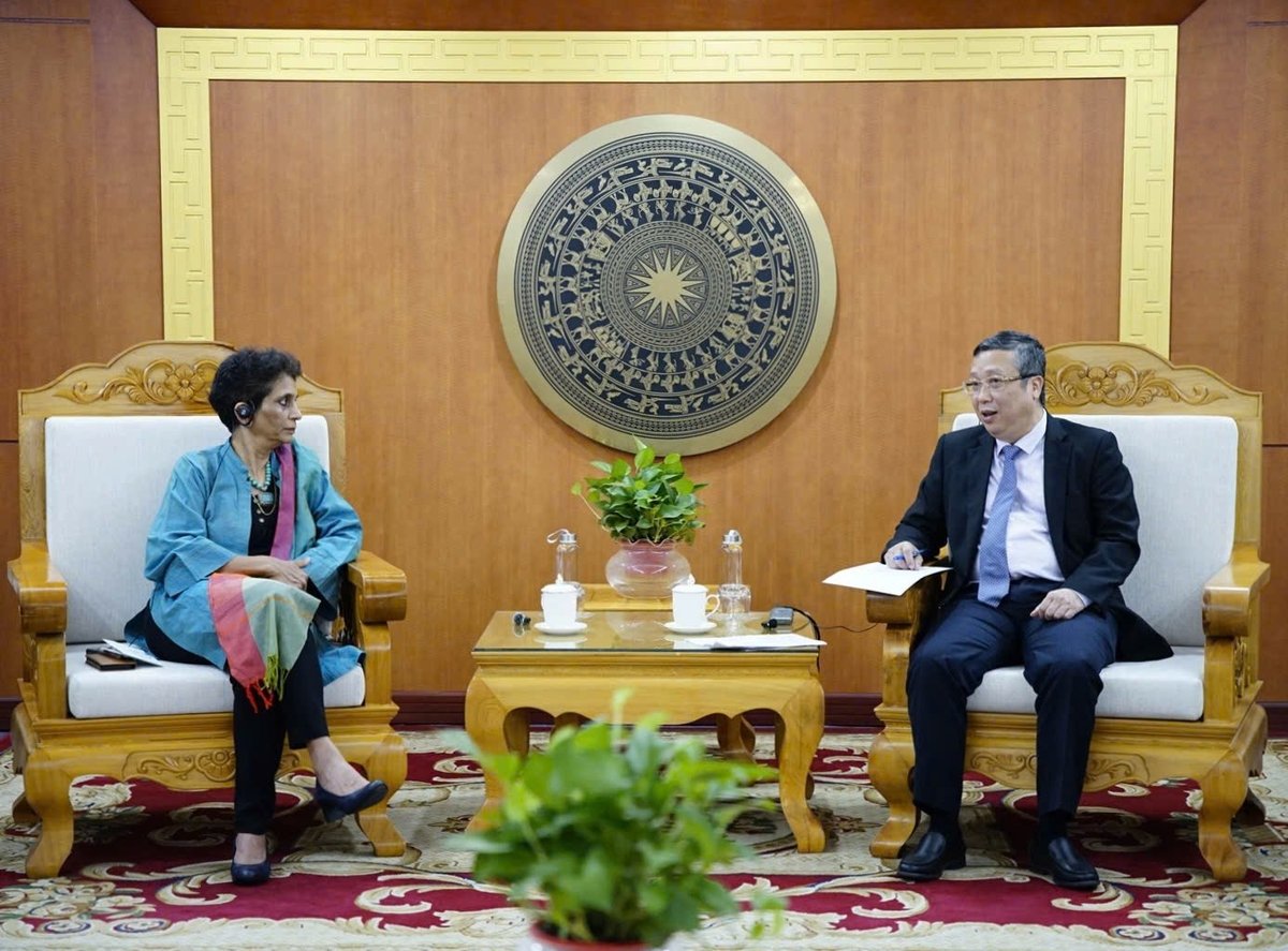 Thứ trưởng Hoàng Trung và bà Kanni Wignaraja thảo luận về các sáng kiến do UNDP phối hợp cùng Bộ Nông nghiệp và Môi trường trong thời gian qua và định hướng hợp tác trong thời gian tới. Ảnh: Linh Linh.
