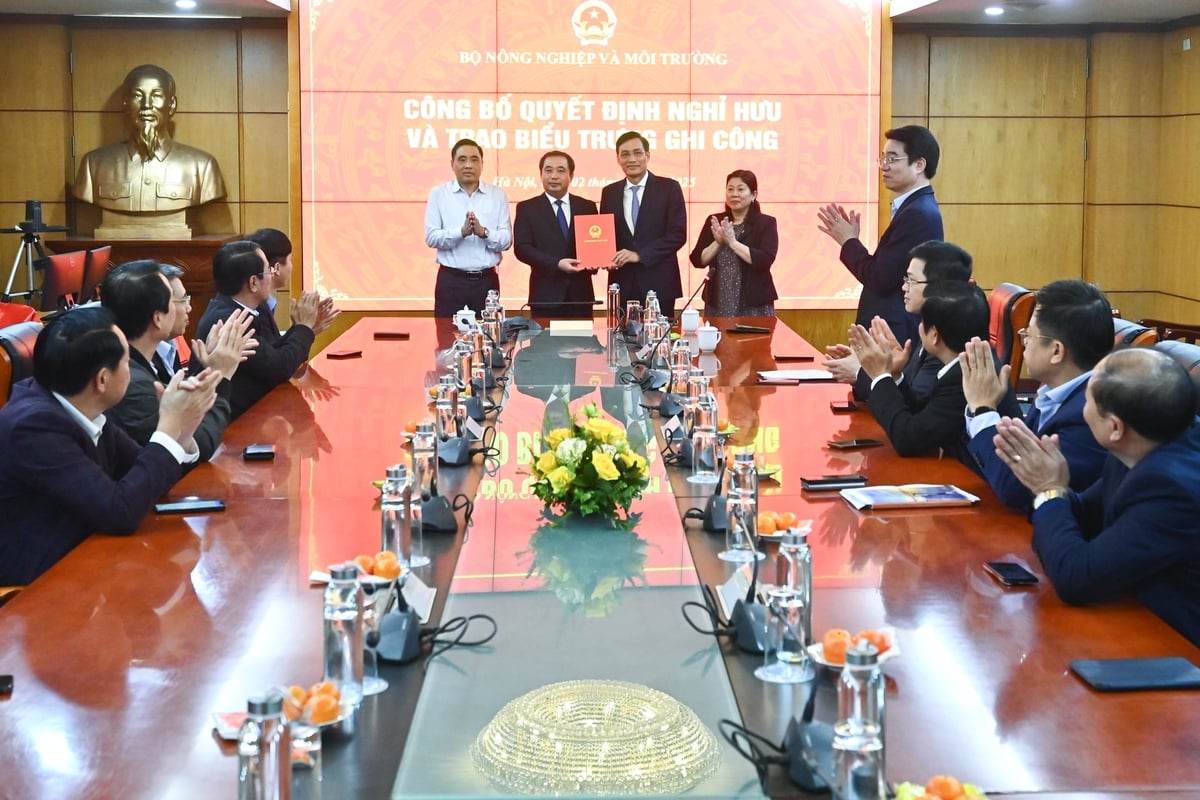 Ngày 2/12, thừa ủy quyền của Thủ tướng Chính phủ, Bộ trưởng Bộ Nông nghiệp và Môi trường Trần Đức Thắng đã trao Quyết định nghỉ hưu và tặng hoa chúc mừng Thứ trưởng Trần Quý Kiên. Ảnh: Tùng Đinh.