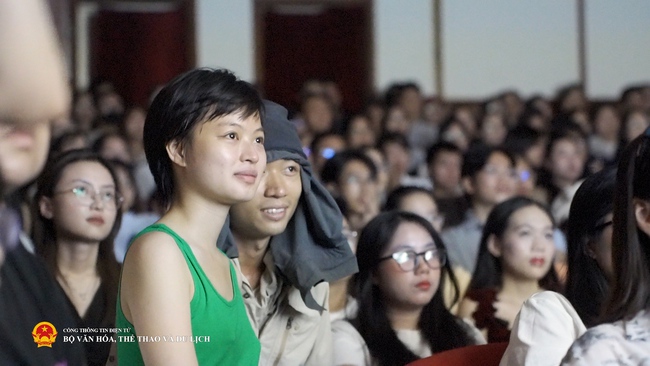 Hành trình đi tìm cội nguồn trong "Chân trời rực rỡ" khiến khán phòng lặng đi vì xúc động - Ảnh 1. Hành trình đi tìm cội nguồn trong "Chân trời rực rỡ" khiến khán phòng lặng đi vì xúc động - Ảnh 1.