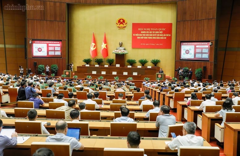 Hội nghị diễn ra trực tiếp tại Phòng họp Diên Hồng, tòa nhà Quốc hội, kết nối đến điểm cầu các tỉnh ủy, thành ủy, đảng ủy trực thuộc Trung ương và điểm cầu cấp cơ sở ở những nơi có đủ điều kiện. Ảnh: VGP.