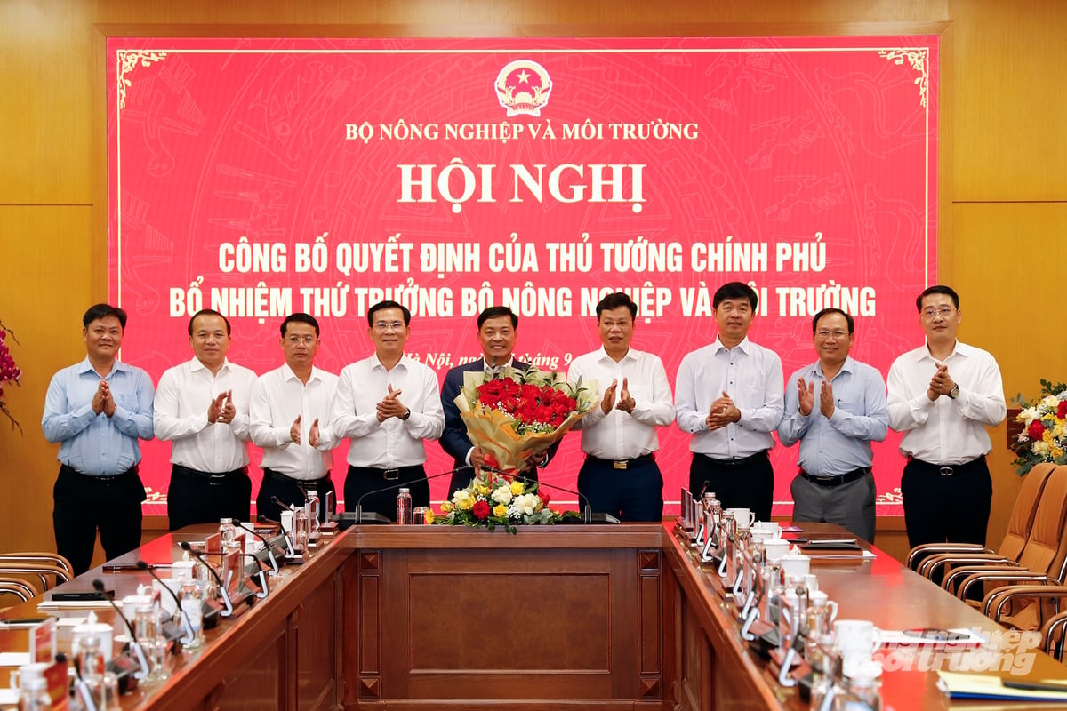 Lãnh đạo tỉnh Lâm Đồng tặng hoa chúc mừng Thứ trưởng Bộ Nông nghiệp và Môi trường Lê Trọng Yên. Ảnh: Khương Trung.