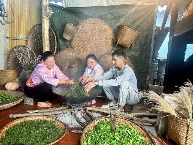 Giữ lửa nghề xao chè bằng tay của người Mường Long Cốc, hành trình làm chè sạch gắn với bảo tồn văn hóa và phát triển du lịch bền vững - Ảnh 4. Giữ lửa nghề xao chè bằng tay của người Mường Long Cốc, hành trình làm chè sạch gắn với bảo tồn văn hóa và phát triển du lịch bền vững - Ảnh 4.