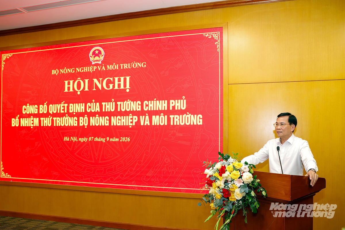 Chủ tịch UBND tỉnh Lâm Đồng Hồ Văn Mười chúc mừng đồng chí Lê Trọng Yên trên cương vị mới. Ảnh: Khương Trung.