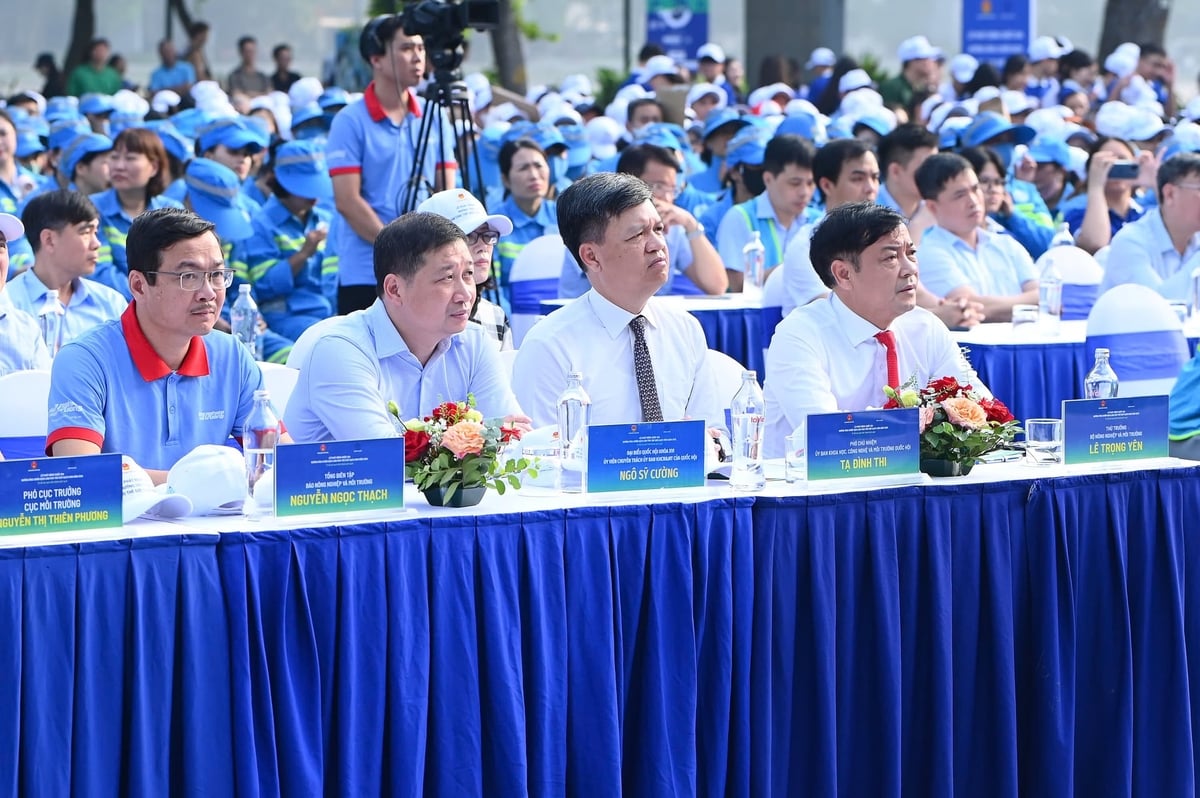Các đại biểu tham dự Lễ phát động quốc gia hưởng ứng Chiến dịch Làm cho thế giới sạch hơn năm 2026. Ảnh: Tùng Đinh.
