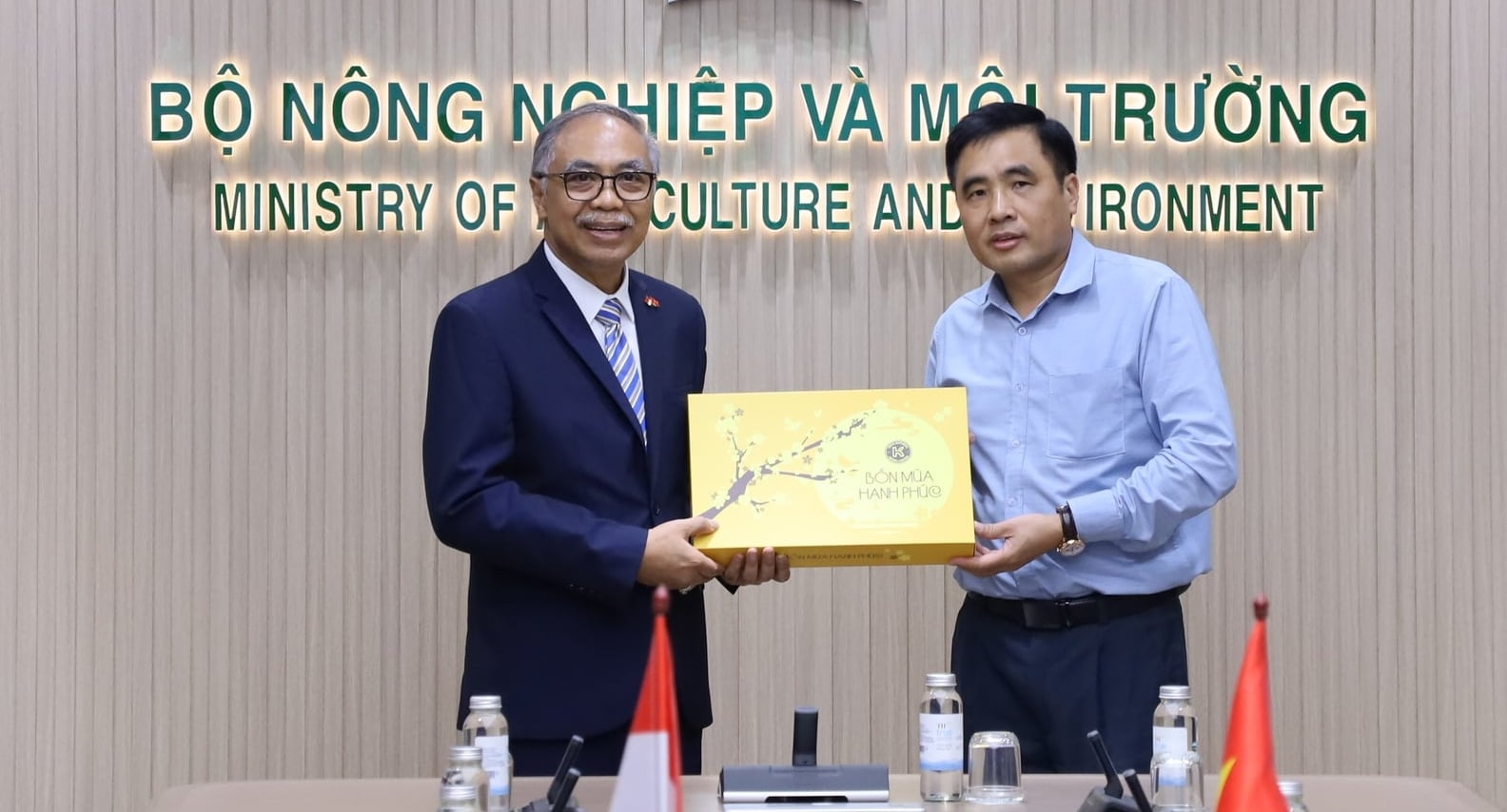 Thứ trưởng Nguyễn Quốc Trị chụp ảnh kỉ niệm với Đại sứ Indonesia tại Việt Nam Adam M. Tugio. Ảnh: Phương Linh.