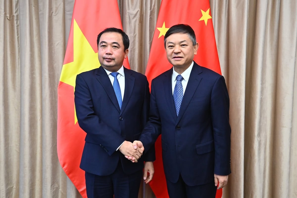 Bộ trưởng Trần Đức Thắng và Bộ trưởng Hoàng Nhuận Thu. Ảnh: Tùng Đinh.