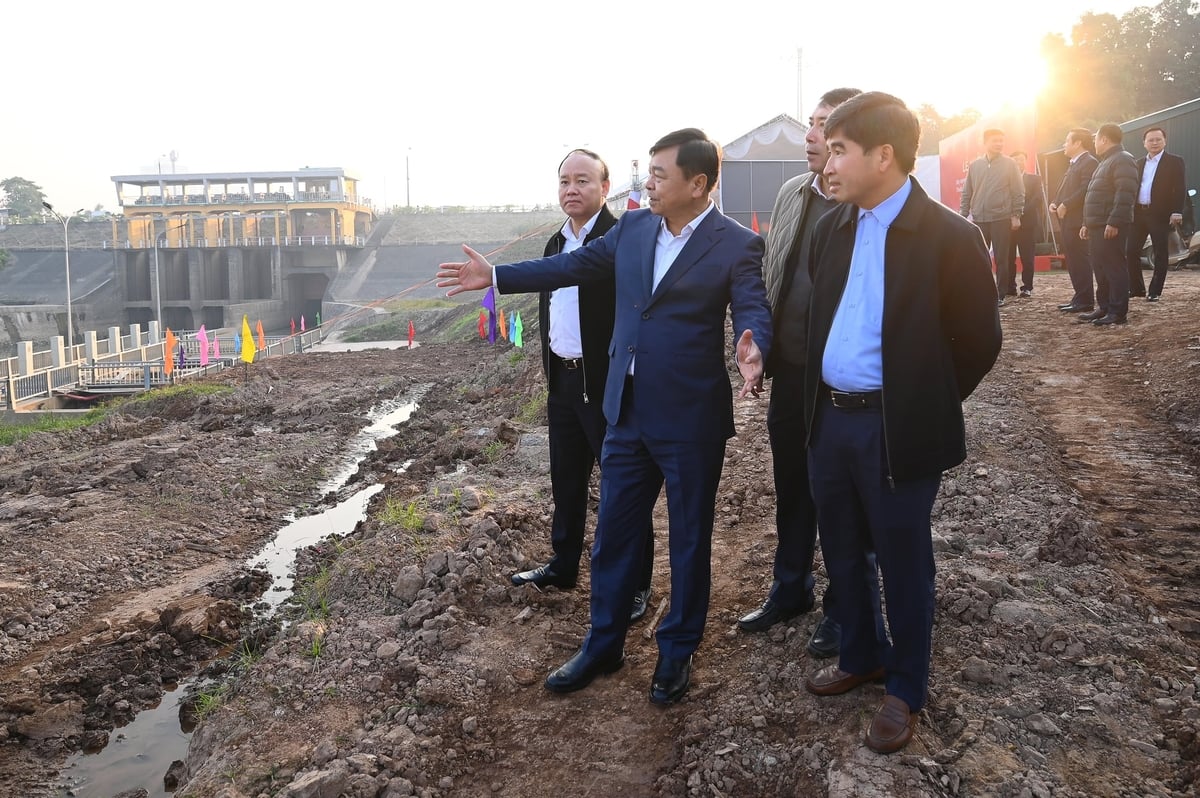 Thứ trưởng Nguyễn Ho&agrave;ng Hiệp v&agrave; l&atilde;nh đạo c&aacute;c đơn vị li&ecirc;n quan khảo s&aacute;t khu vực x&acirc;y dựng giai đoạn 2 của Trạm bơm Xu&acirc;n Quan. Ảnh: T&ugrave;ng Đinh.