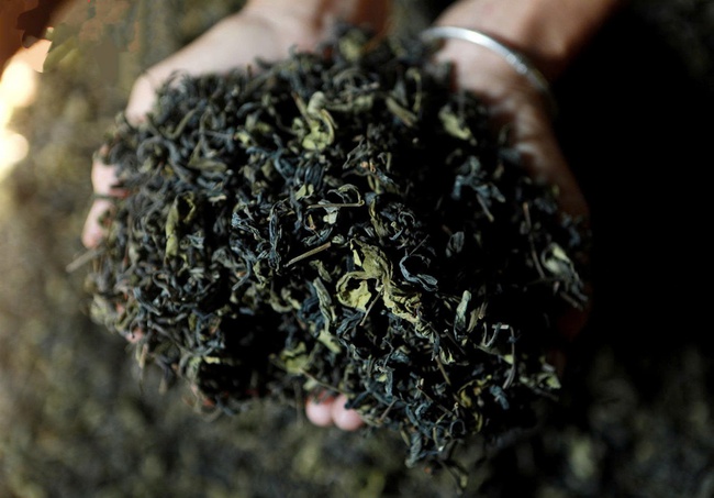 Giữ lửa nghề xao chè bằng tay của người Mường Long Cốc, hành trình làm chè sạch gắn với bảo tồn văn hóa và phát triển du lịch bền vững - Ảnh 1. Giữ lửa nghề xao chè bằng tay của người Mường Long Cốc, hành trình làm chè sạch gắn với bảo tồn văn hóa và phát triển du lịch bền vững - Ảnh 1.