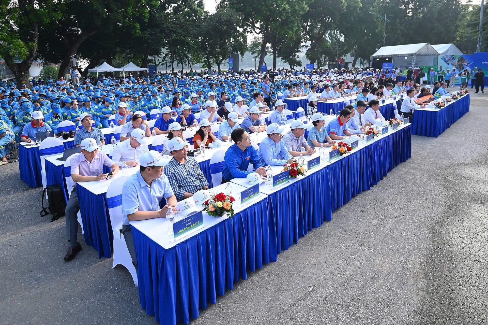 Hơn 1.000 người tham gia hưởng ứng Chiến dịch Làm cho thế giới sạch hơn 2026. Ảnh: Tùng Đinh.