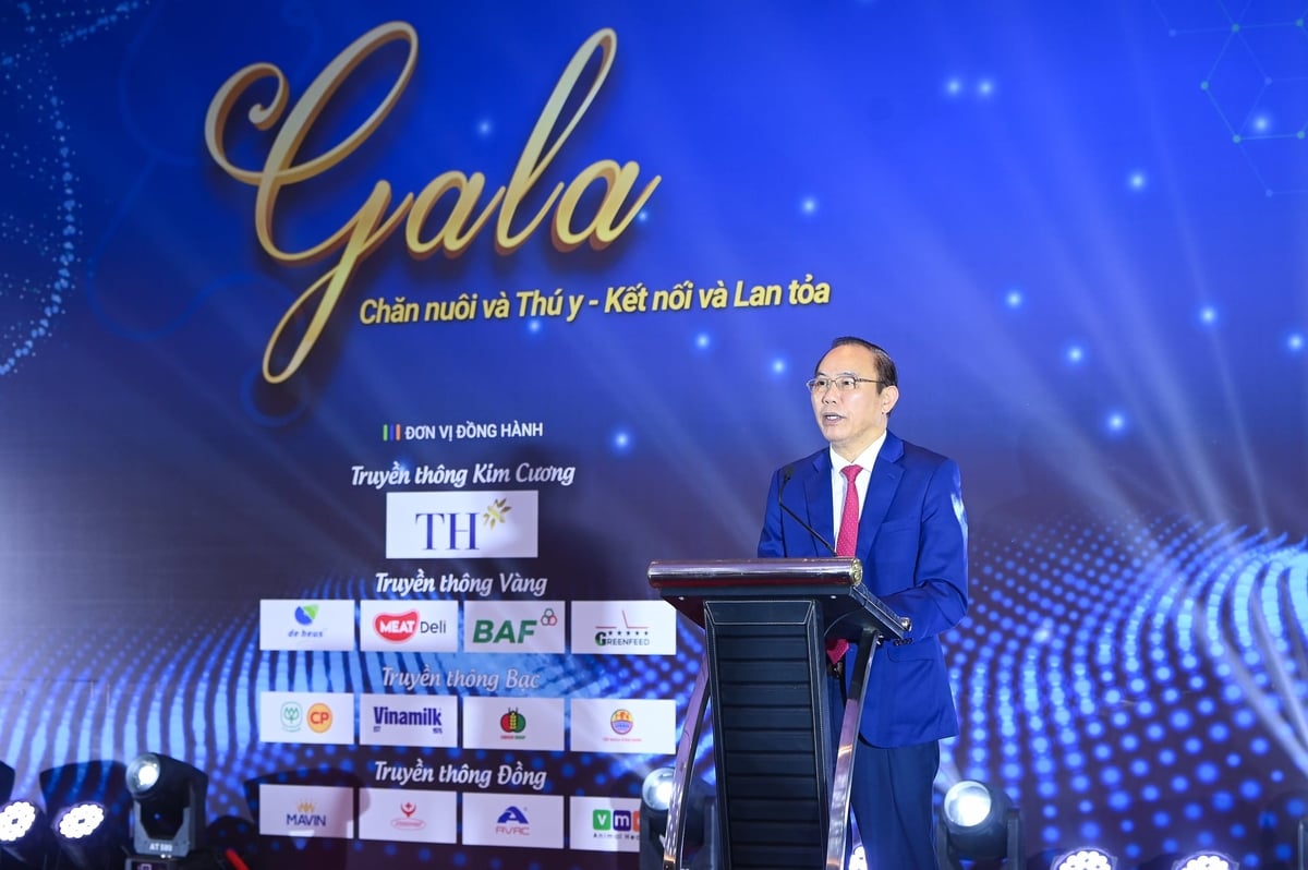Thứ trưởng Phùng Đức Tiến phát biểu khai mạc Gala của hội nghị. Ảnh: Tùng Đinh.