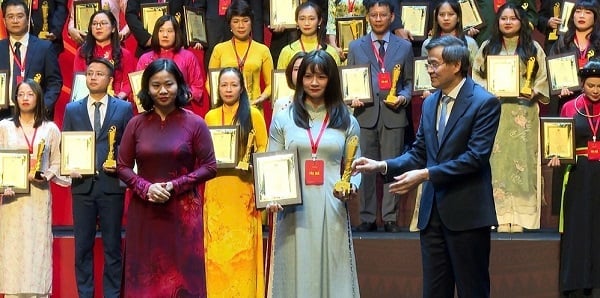 Nhà báo Nguyễn Thị Thu Hằng (Báo Nông nghiệp và Môi trường) đại diện cho nhóm tác giả nhận giải A cho tác phẩm Trụ cột Môi trường trong tầm nhìn Đại hội Đảng XIV. Ảnh: Thùy Linh.