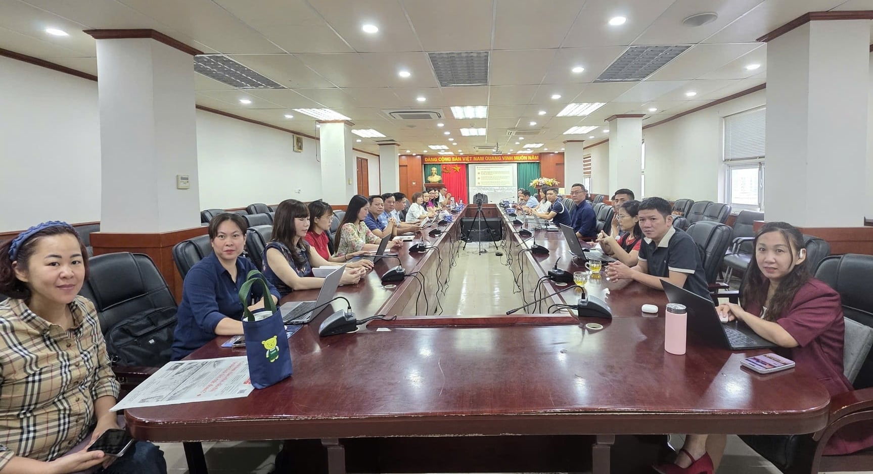 Đảng bộ Báo Nông nghiệp và Môi trường tham dự Hội nghị trực tuyến. Ảnh: Khương Trung.