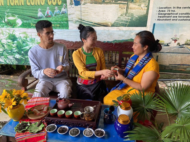 Giữ lửa nghề xao chè bằng tay của người Mường Long Cốc, hành trình làm chè sạch gắn với bảo tồn văn hóa và phát triển du lịch bền vững - Ảnh 6. Giữ lửa nghề xao chè bằng tay của người Mường Long Cốc, hành trình làm chè sạch gắn với bảo tồn văn hóa và phát triển du lịch bền vững - Ảnh 6.