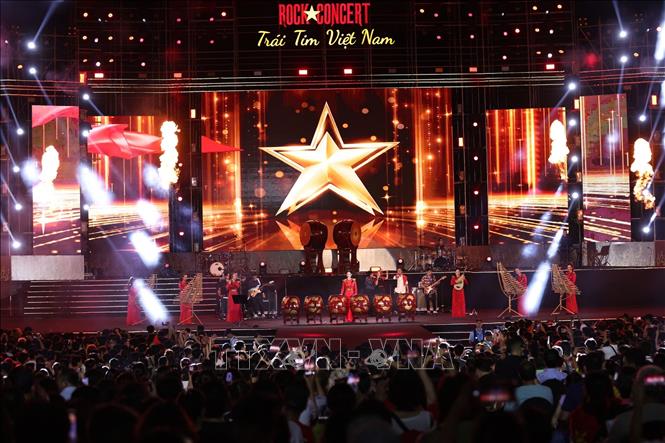 'Rock Concert - Trái tim Việt Nam' - tình yêu Tổ quốc thăng hoa cùng âm nhạc - Ảnh 2. 'Rock Concert - Trái tim Việt Nam' - tình yêu Tổ quốc thăng hoa cùng âm nhạc - Ảnh 2.