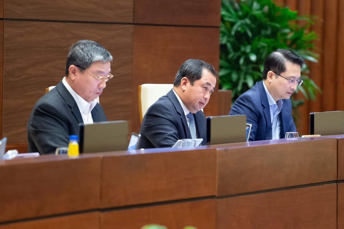 Bộ trưởng Bộ Nông nghiệp và Môi trường Trần Đức Thắng tại phiên họp của Quốc hội thảo luận Dự án Luật sửa đổi một số điều của 15 luật trong lĩnh vực nông nghiệp và môi trường. Ảnh: Quochoi.vn