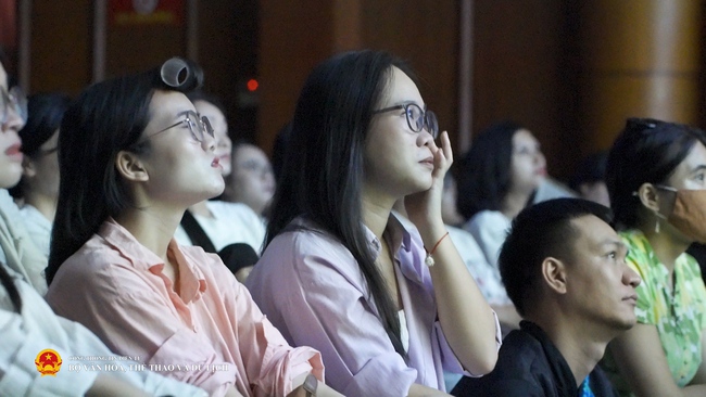 Hành trình đi tìm cội nguồn trong "Chân trời rực rỡ" khiến khán phòng lặng đi vì xúc động - Ảnh 10. Hành trình đi tìm cội nguồn trong "Chân trời rực rỡ" khiến khán phòng lặng đi vì xúc động - Ảnh 10.