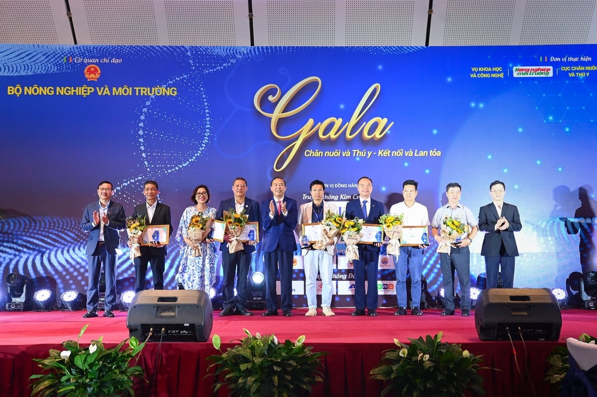 Các nhà tài trợ được vinh danh tại đêm Gala. Ảnh: Tùng Đinh.