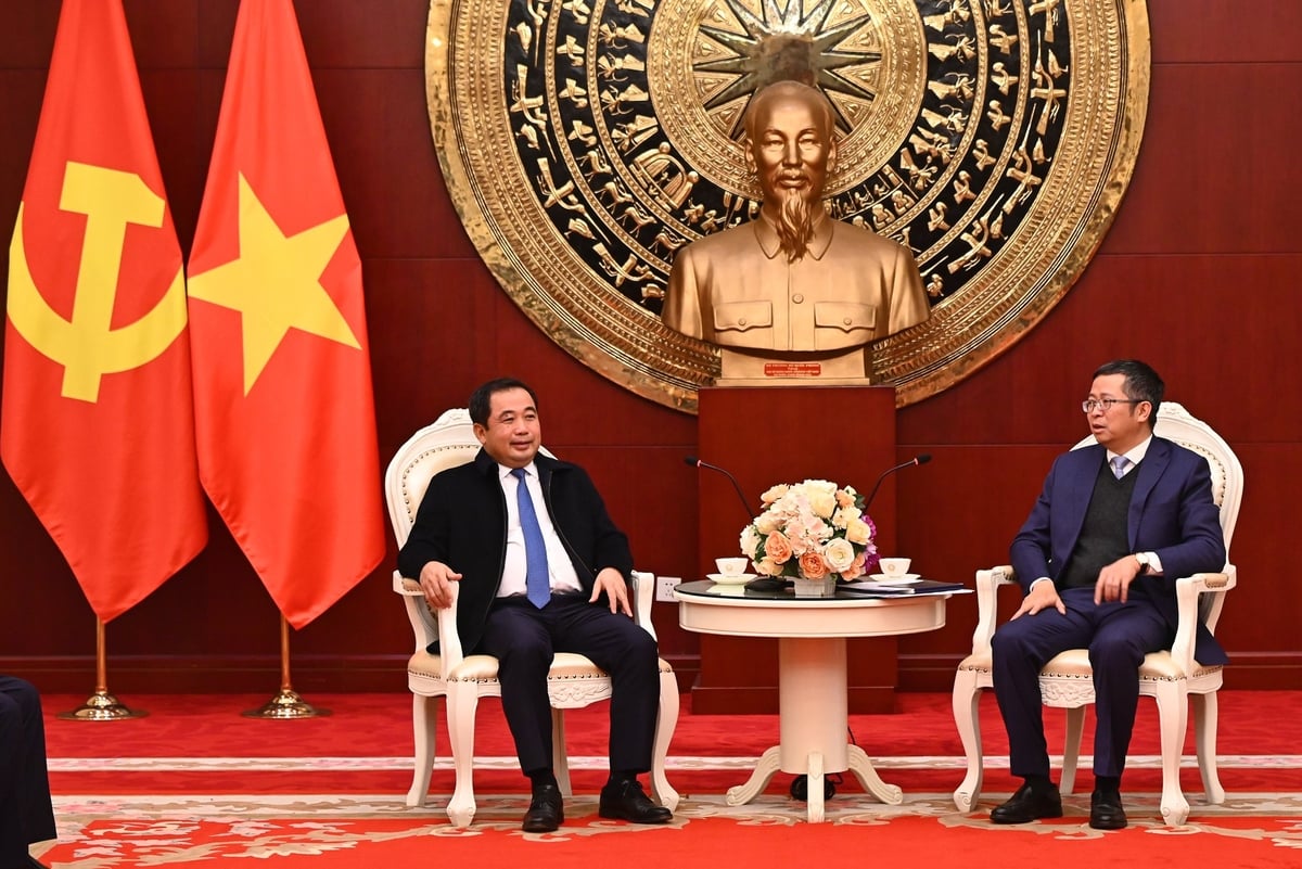 Bộ trưởng Trần Đức Thắng trao đổi với Đại sứ Phạm Thanh Bình chiều 26/8, mong muốn Đại sứ quán Việt Nam tại Bắc Kinh hỗ trợ kết nối cho ngành nông nghiệp và môi trường với các đối tác Trung Quốc. Ảnh: Tùng Đinh.