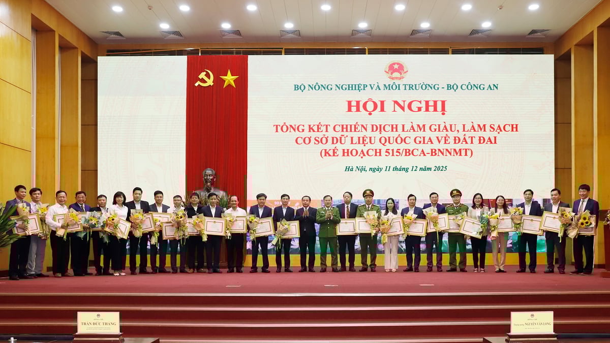 Bộ trưởng Trần Đức Thắng và Thứ trưởng Nguyễn Văn Long tặng bằng khen cho các đơn vị có thành tích xuất sắc trong thực hiện phong trào thi đua 'Làm giàu, làm sạch cơ sở dữ liệu quốc gia về đất đai'. Ảnh: Khương Trung. Bộ trưởng Trần Đức Thắng và Thứ trưởng Nguyễn Văn Long tặng bằng khen cho các đơn vị có thành tích xuất sắc trong thực hiện phong trào thi đua 'Làm giàu, làm sạch cơ sở dữ liệu quốc gia về đất đai'. Ảnh: Khương Trung.