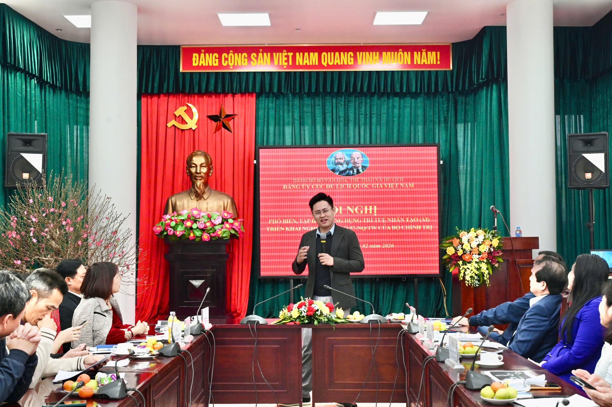 Đảng uỷ Cục Du lịch Quốc gia Việt Nam tổ chức Hội nghị phổ biến, tập huấn ứng dụng tr&iacute; tuệ nh&acirc;n tạo triển khai Nghị quyết 57 của Bộ Ch&iacute;nh trị - Ảnh 4.